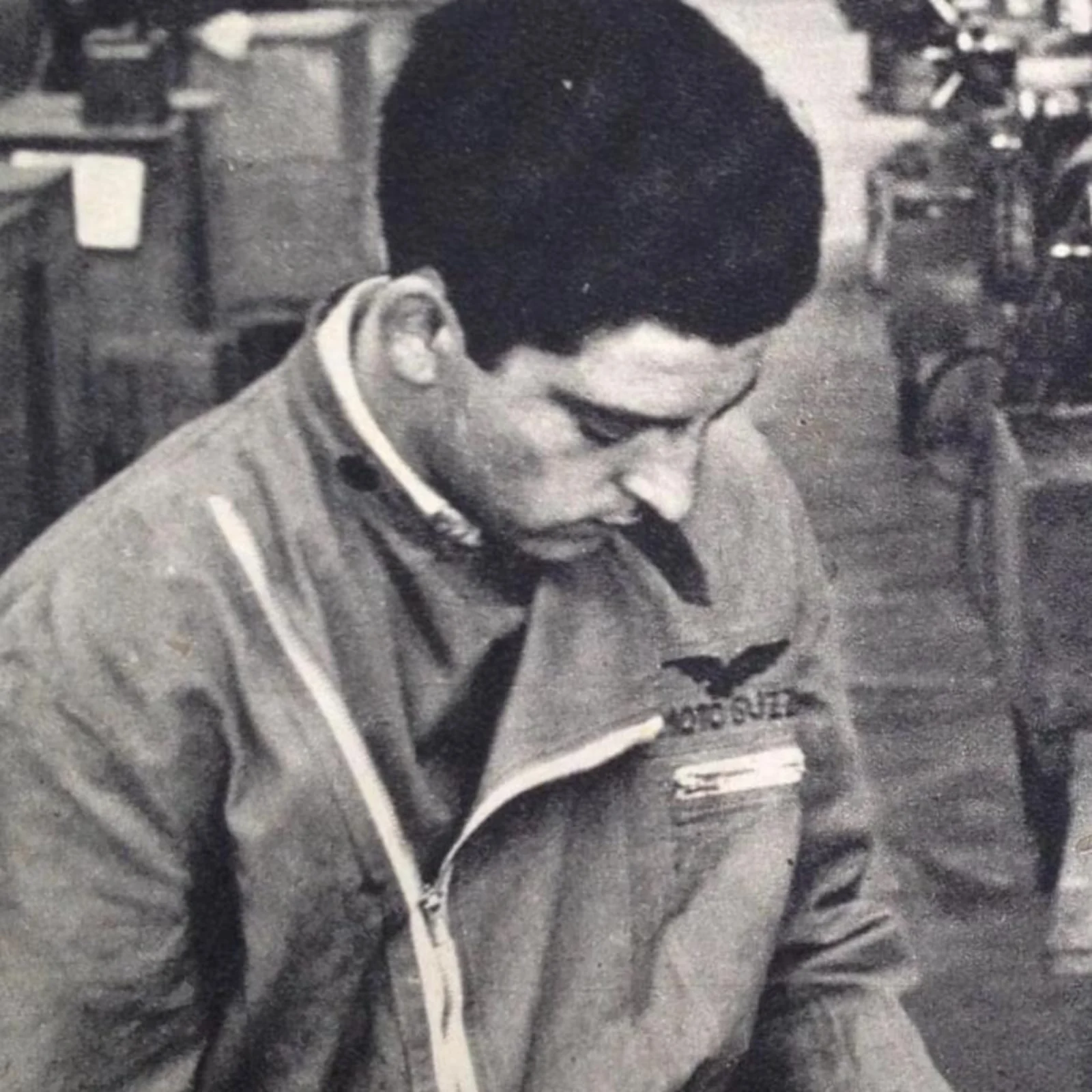 Luigi Cantoni al lavoro in officina (foto d’archivio)